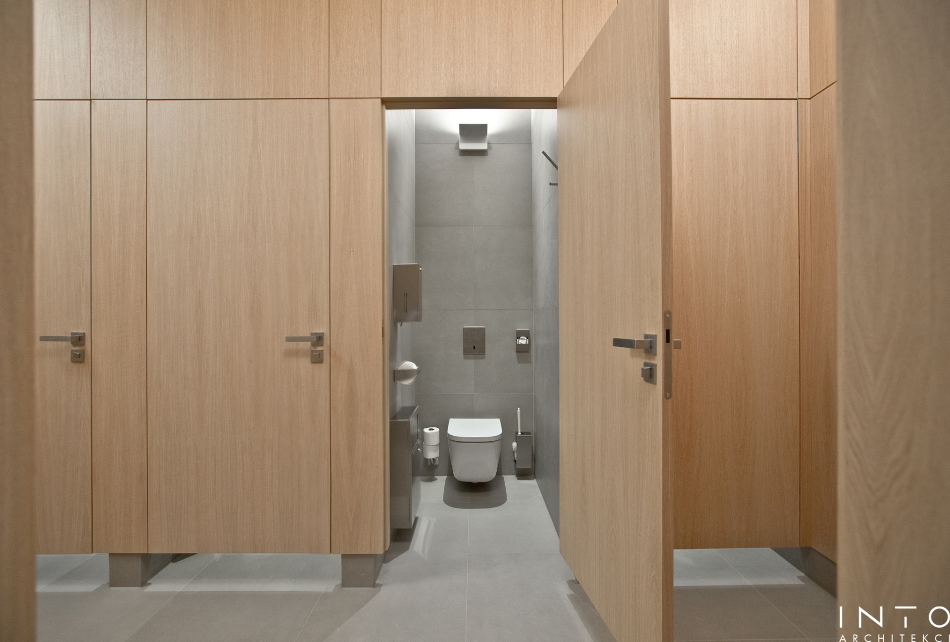 Projekt strefy sanitarnej w biurze w Poznaniu – minimalistyczne wnętrze