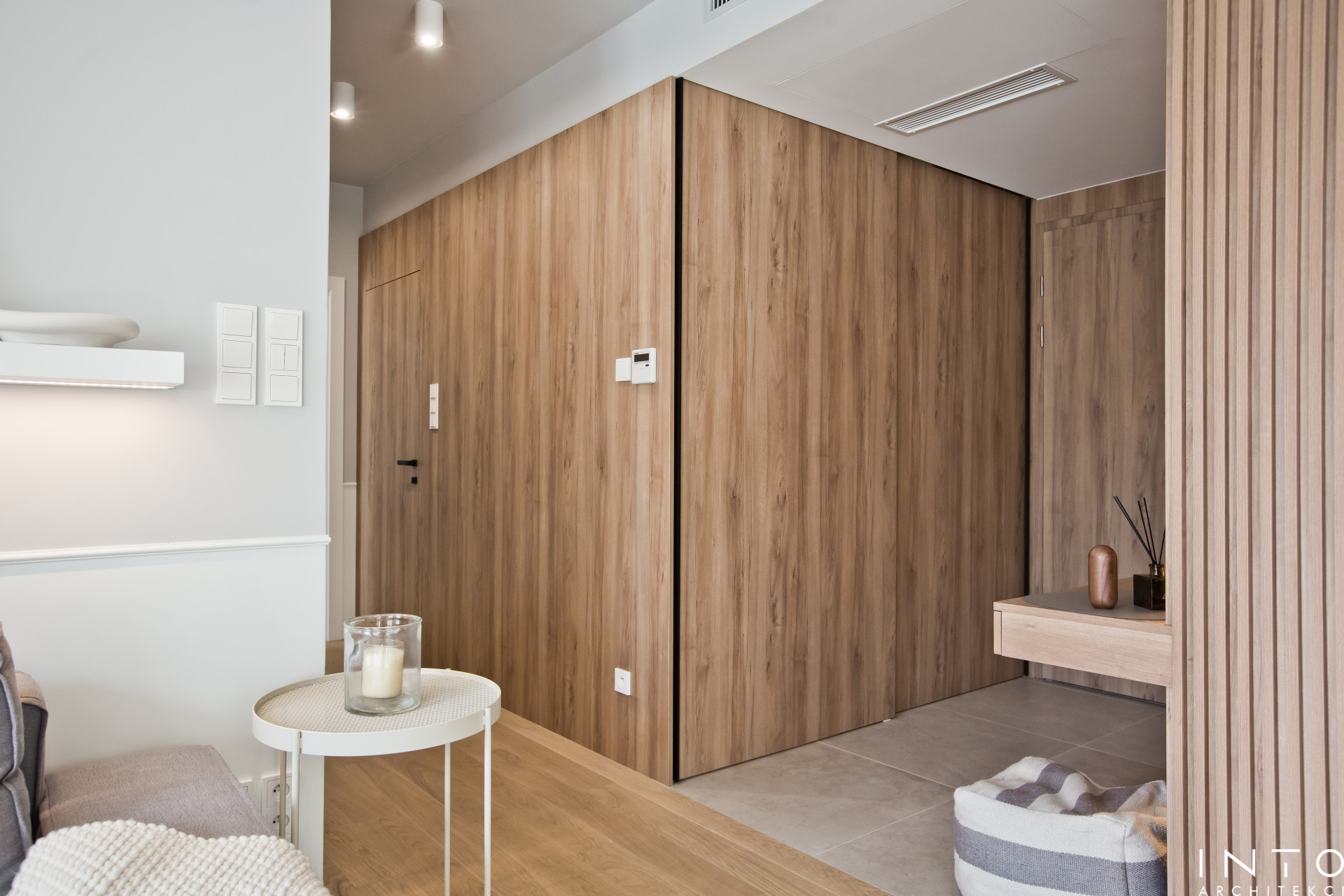 Nadmorski apartament w Sopocie – projekt wnętrza blisko plaży