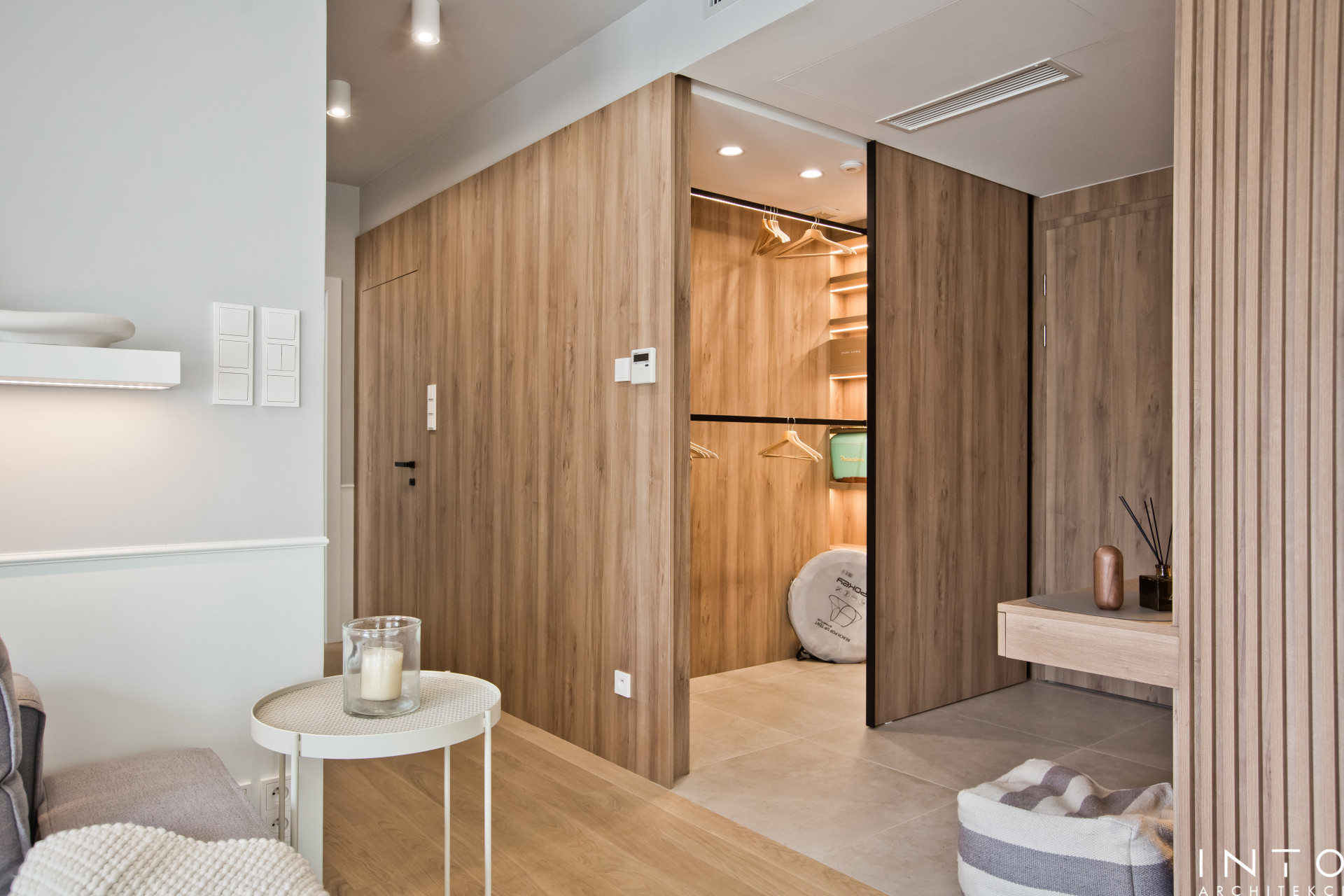 Nadmorski apartament w Sopocie – projekt wnętrza blisko plaży